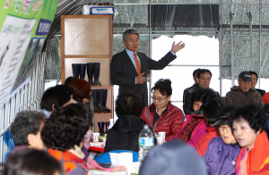 우리는 도심 텃밭으로 이웃과 소통해요! 23일 박승호 포항시장 ‘감사나눔 행복텃밭’ 방문해 같이 땀 흘려