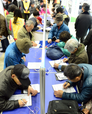 임금피크제 확대… 55세이상  근로자 모든 업종 파견허용