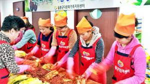 울릉지역 다문화가정 여성들  김장김치 담가 이웃에 전달