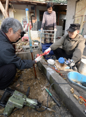 추위로 동파된 배관 교체작업 