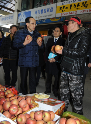 추경호 기재부 차관, 전통시장 찾아 물가 점검 