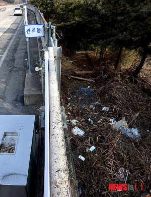 고속道 '졸음 쉼터' 쓰레기·악취 몸살…화장실도 부족