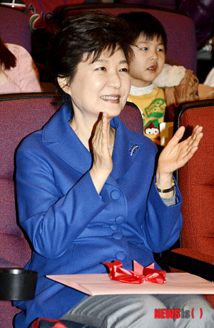 朴대통령, 설 명절에 둘째 조카 얻어 