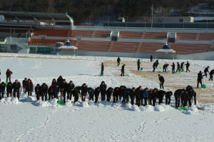 영덕축구중등연맹전차질없는대회위한제설작업