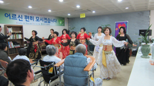 어르신 발리댄스 보고 활짝 웃어요