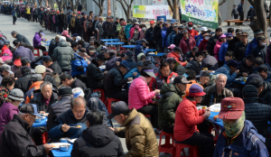 '사랑의 밥차' 기다리는 긴 행렬...그래도 희망이?