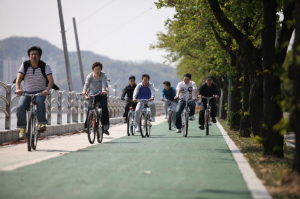 새봄 맞아 강길따라 두바퀴로 달려 볼까 