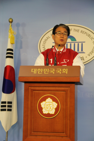 구미시장 3선, 지사 재선, 고령인 김관용 경북 지사 단체장 6선에 도전한다면 공천혁명 이뤄질 수 있나 