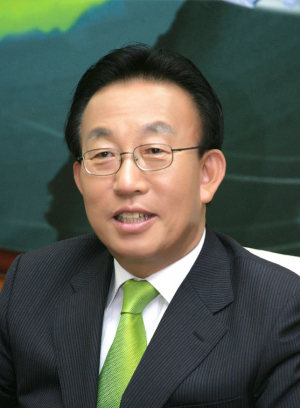 김관용 3선 경북지사 '무혈입성'…
