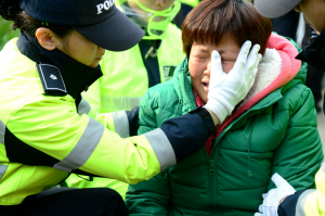 가족 눈물 닦아주는 경찰