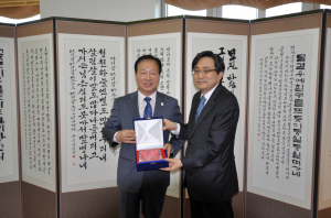 한글 아리랑 가사 병풍 외교부에 기증