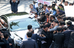 KBS 노조, 길환영 사장 출근 막았다…기자회견·내부대화 무산 