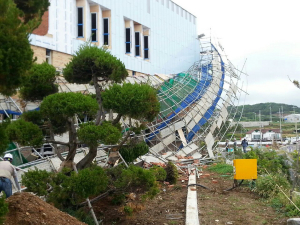 구룡포중학교 신축 공사현장에서 외벽 안전펜스 무너지는 사고 발생