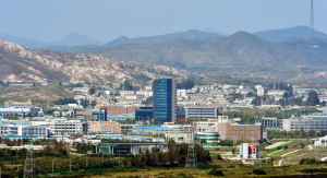 개성공단에 남북 공용 잔디 축구장 개장 