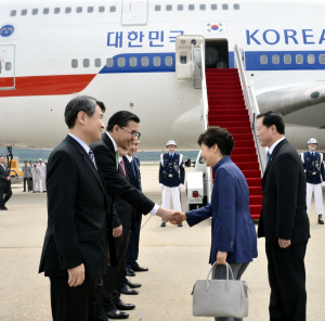 朴대통령 중앙亞 순방에 엇갈린 시선 