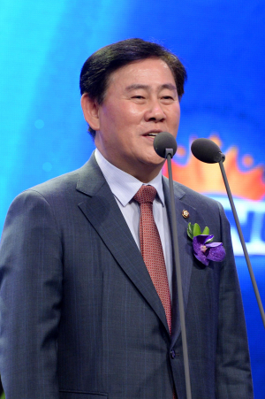 [종합]'경제부총리 내정' 최경환(경북경산출신) 총재, 총재직 사의 표명