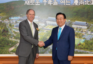 영국대사, 김관용 도지사 예방