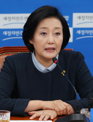 '사면초가' 박영선號, 