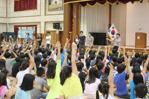 개교기념 행사 학교 사랑을 실천해요.