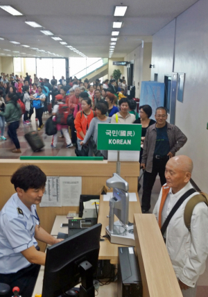 무비자 환승 대구공항 입국심사 '녹초' 