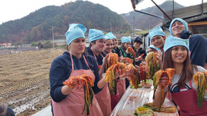 금발의 외국인들 김천의 매력에 흠뻑 빠지다