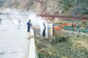 봉화서 탱크로리 전복… 황산 2000ℓ낙동강 유출 