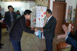 칠곡군 석적읍 장이달 씨 ‘할배·할매의 날’격대 모범가정상 수상