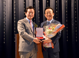 김관용 경북지사 대구교대인상 첫 수상영예 안았다
