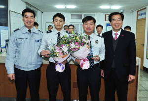 최영조 경산시장, 인명구조 경찰관에 감사패 전달