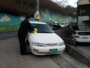 골목길·사유지 불법주차, 해결책은 뭘까
