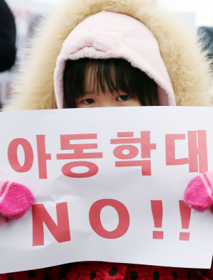 김관용 경북지사 꽃보다 더 갸느린 아이 학대 눈뜨고 못본다