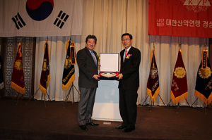 한동수 청송군수, 경북도산악연맹 감사패 받아