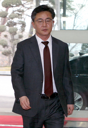 홍용표 통일부장관 후보자 위장전입 시인 