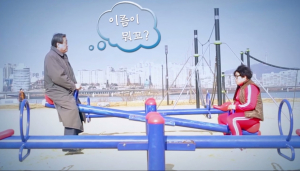 여야, 청년층 공략 '눈길'…로봇연기 vs 카드브리핑