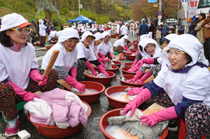 아줌마 전성시대 앞산 빨래터서 확실히 보여줬다