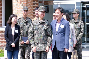 공군 전투비행단 부모초청행사 특별 사연 눈길
