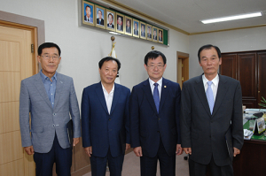 군위군의회, 결산검사위원 위촉장 전달