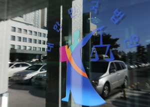 여학생 뒤에서 안은 30대 강제추행 무죄