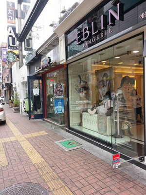 때 이른 더위에 상가 문 열고 에어컨 ‘펑펑’