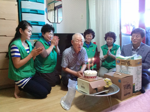 동천동 새마을부녀회, 어르신 생신 축하 드려요