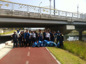 경산시 도로철도과 직원 남천변서 환경정화 활동
