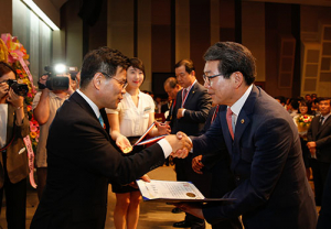 홍진규 도의회 운영위원장, 의정대상 수상
