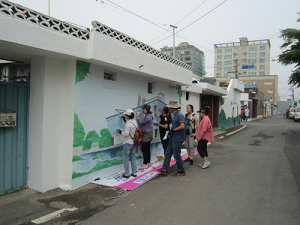 벽화로 물든 금호청사 주변 담벼락