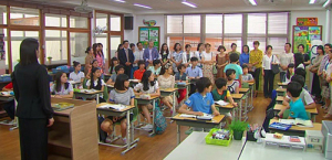 ‘나이 든 엄마’의 학교 안 고군분투