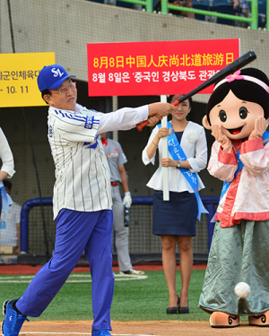 김관용 지사 때린 공 ‘홈런’