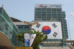 광복70년 맞아 포항은 지금 태극기물결
