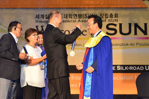 김관용 지사, 실크로드 총장들로부터 명예박사학위 취득