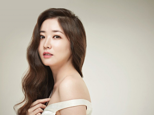 배우 최정원, 보정이 필요없는 백옥 피부 