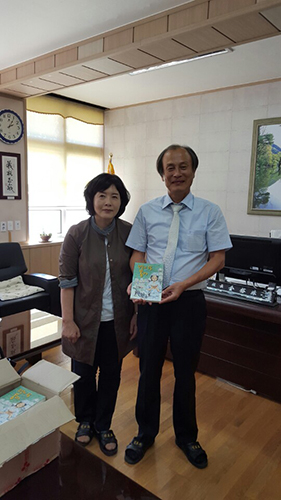 윤자명 아동역사소설작가, 사랑의 책 전달