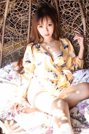 베이글女, 침대서 상의 풀어헤치고 '볼륨 노출' 